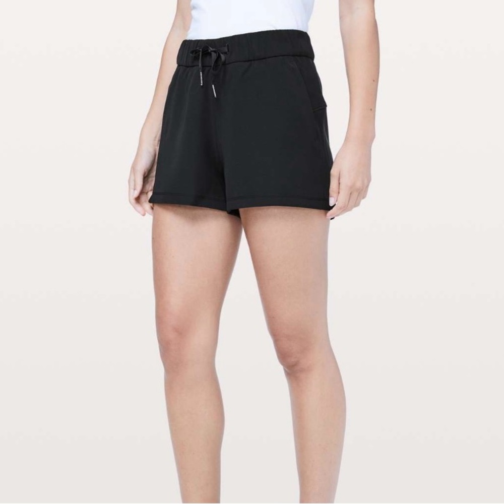 Lululemon On The Fly Short Woven 2.5" Black
